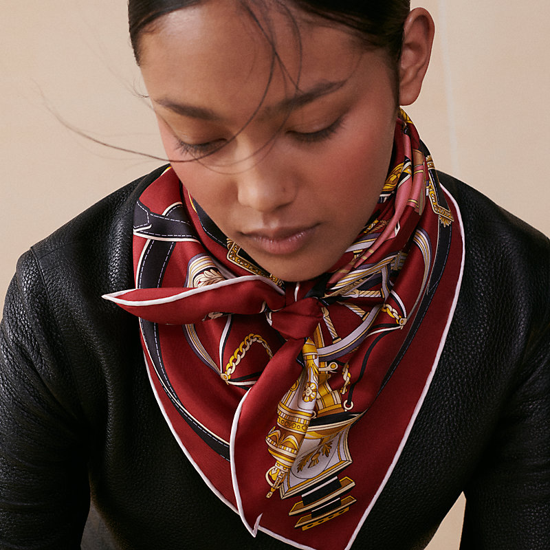 優雅に彩る逸品 HERMES Carre 90 Stately Wheels スカーフ Stately Wheels scarf 90 | Hermès Mainland China